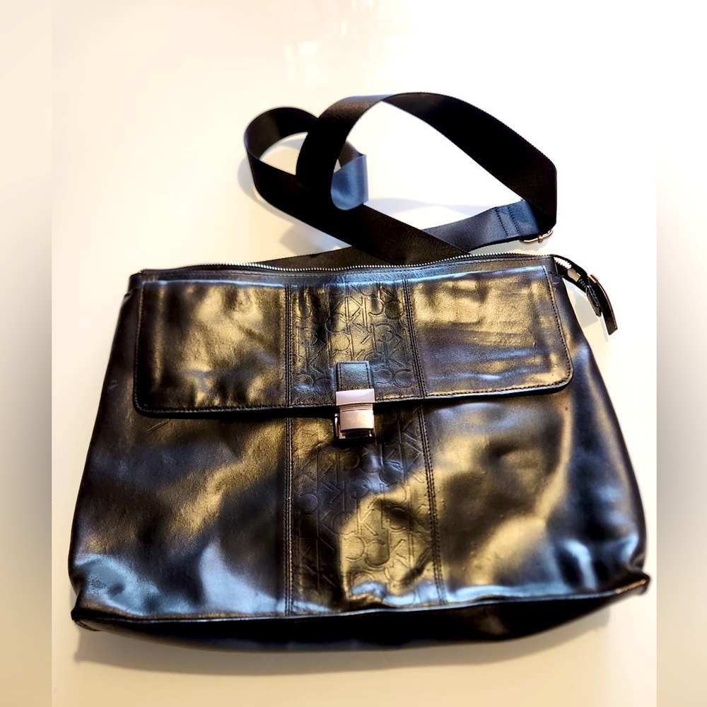 Calvin Klein Messenger  Bag with zippered top